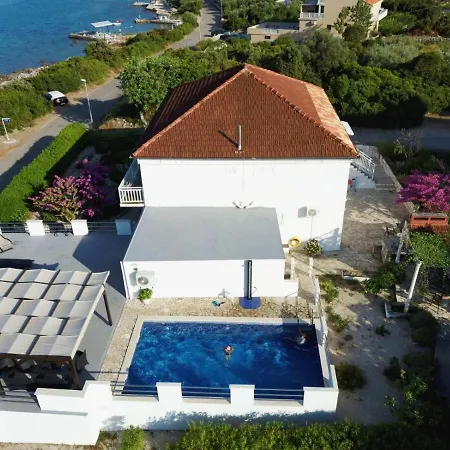 Fei Fei 2 * Račišće